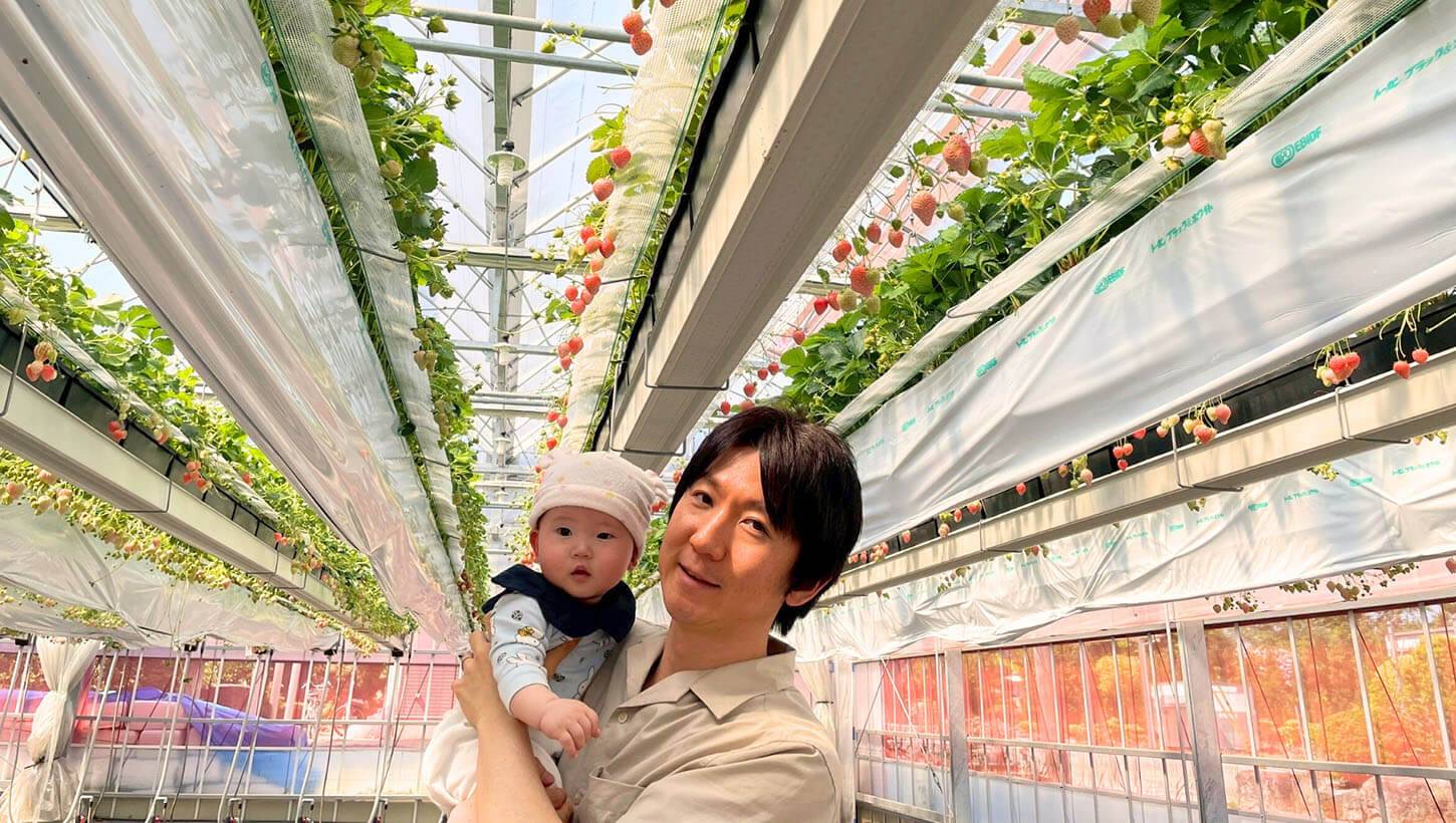 いただきファームおごおりでいちご狩りをする子供